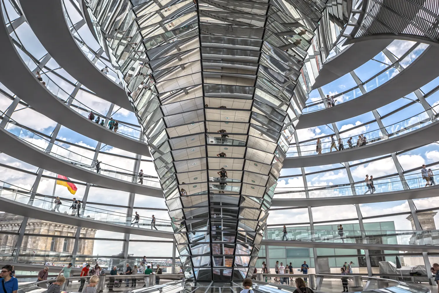 Menschen besuchen die Reichstagskuppel im Deutschen Bundestag in Berlin