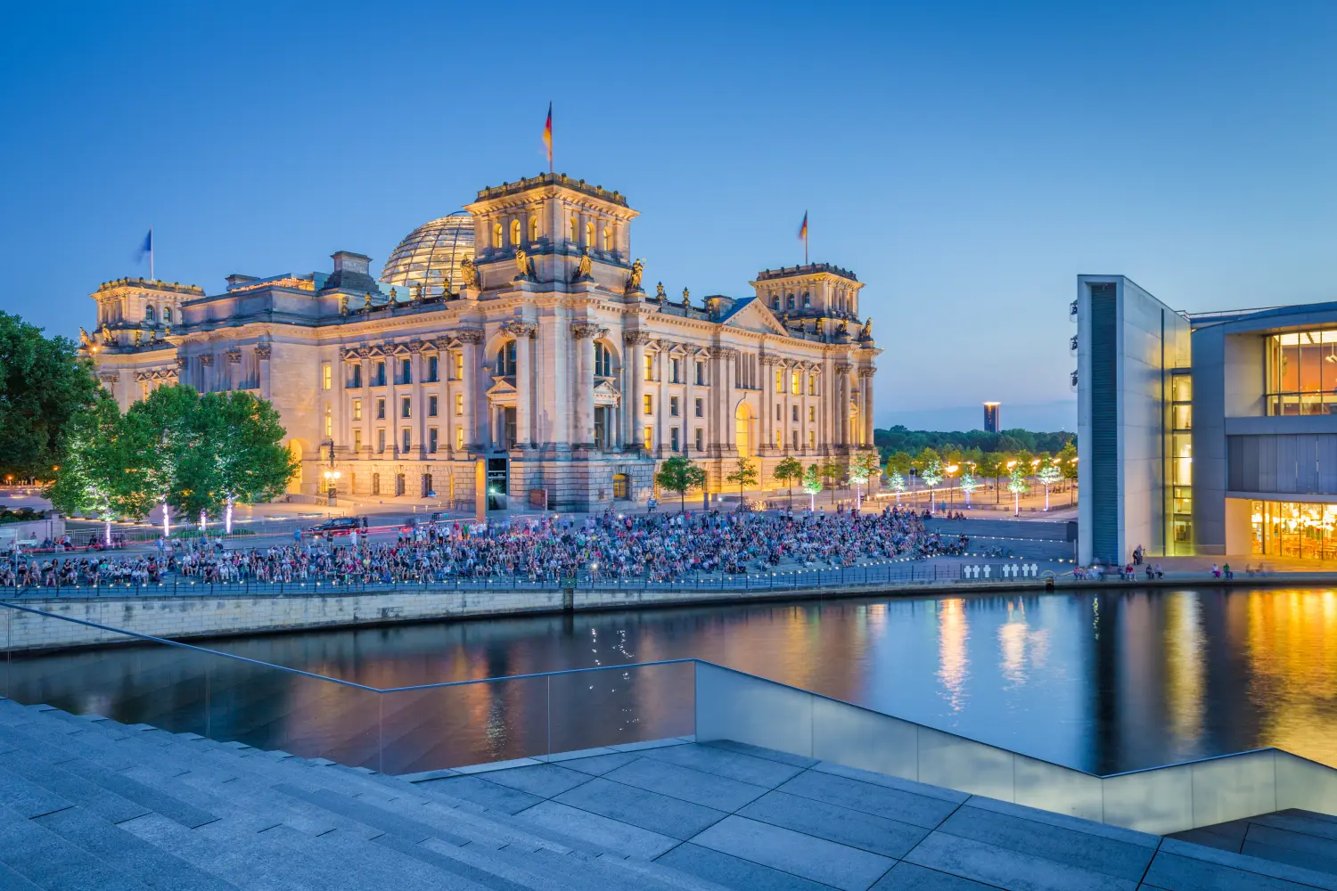 Berliner Reichstag mit Spree in der Dämmerung, Berlin