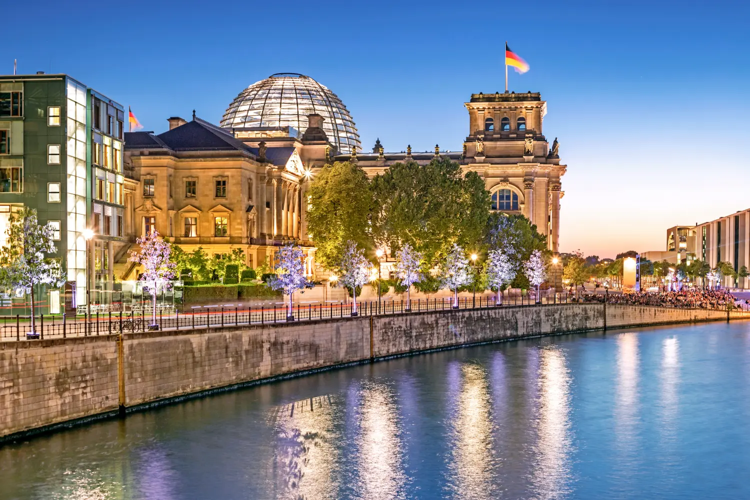 BERLIN, Die Dachterrasse und die beleuchtete Glaskuppel des Reichstagsgebäudes am Abend